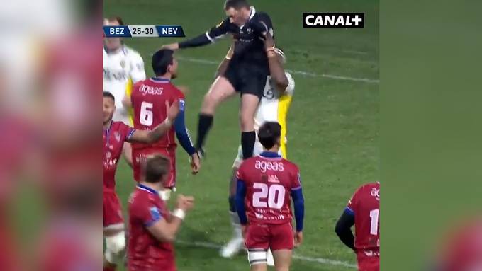 Rote Karte: Rugby-Spieler hebt Schiri in die Luft und wird vom Netz gefeiert