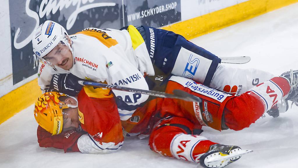 Rapperswil-Jonas Tyler Moy wird von Ambri-Piottas Laurent Dauphin gefoult