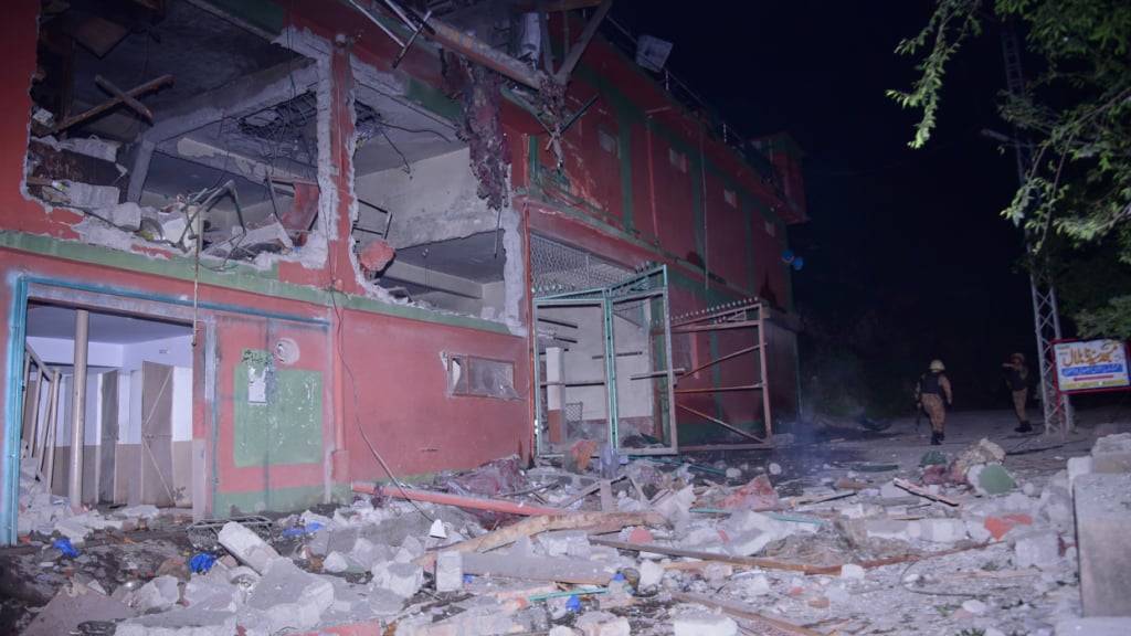 Armeesoldaten untersuchen ein Gebäude, das mutmaßlich durch einen indischen Raketenangriff in der Nähe von Muzaffarabad, der Hauptstadt des von Pakistan kontrollierten Kaschmir, beschädigt wurde. Foto: M.D. Mughal/AP/dpa