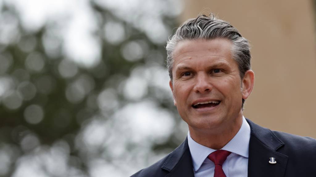 US-Verteidigungsminister Pete Hegseth hält eine Rede auf dem US-Friedhof in der Normandie anlässlich des 82. Jahrestages der D-Day-Landung  in Colleville-sur-Mer. Foto: Jeremias Gonzalez/AP/dpa