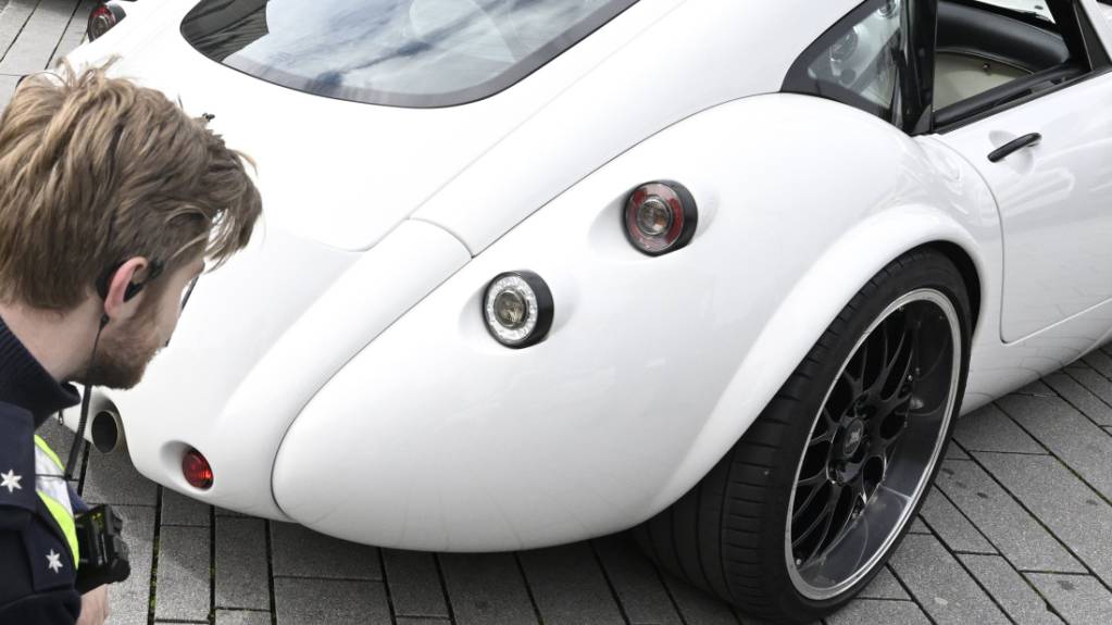 Mehrere fehlbare Autos wurden von der Zuger Polizei aus dem Verkehr genommen. (Symbolbild)