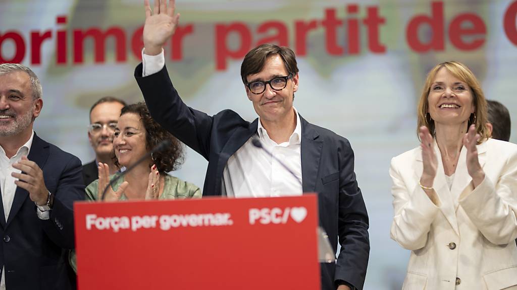 Salvador Illa (M), Spitzenkandidat der spanischen Sozialisten bei der vorgezogenen Parlamentswahl in Katalonien. Foto: Lorena Sopena/Europapress/dpa