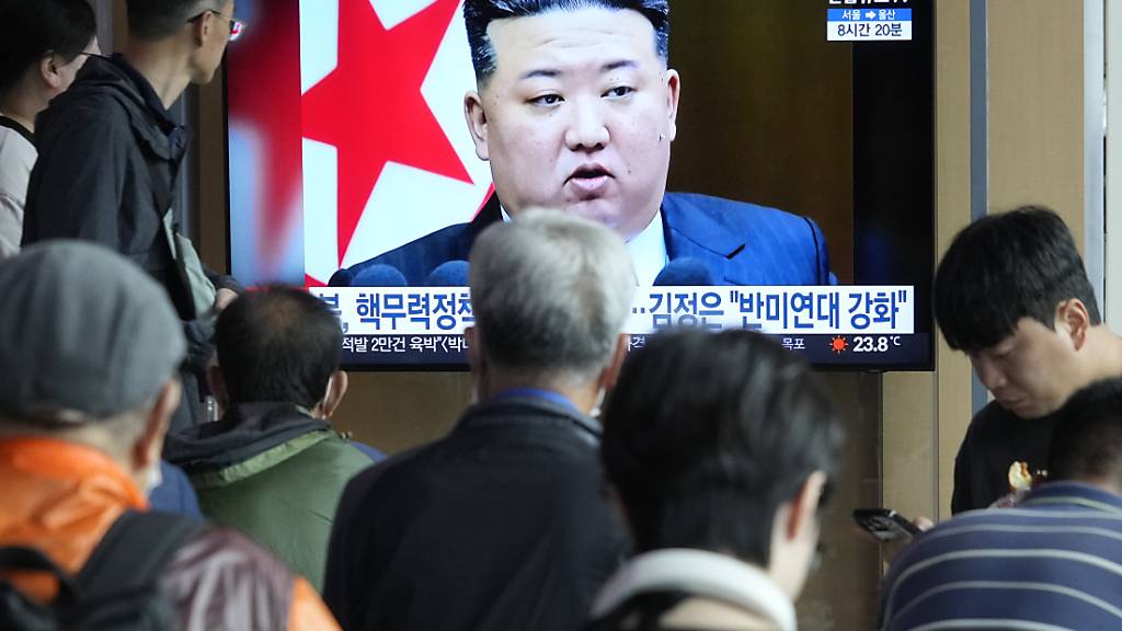 ARCHIV - Ein Fernsehbildschirm zeigt eine Aufnahme von Kim Jong Un, Machthaber von Nordkorea, während einer Nachrichtensendung im Bahnhof von Seoul. Foto: Ahn Young-joon/AP