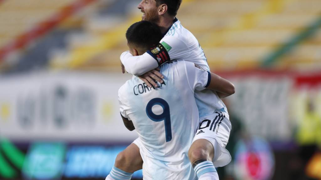 Lionel Messi freut sich mit Siegtorschütze Joaquin Correa