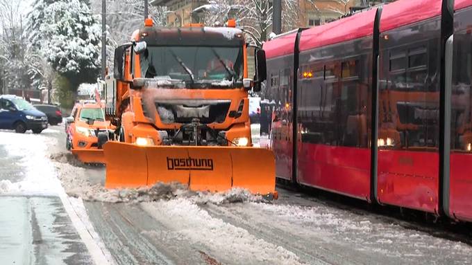 Im Video: Hier fegt der Berner Winterdienst den Schnee von der Strasse
