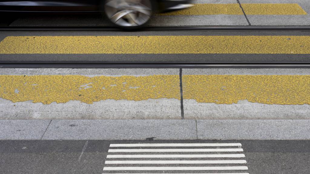 Auf einem Fussgängerstreifen wurde ein 42-jähriger Mann von einer Autofahrerin erfasst. (Symbolbild)