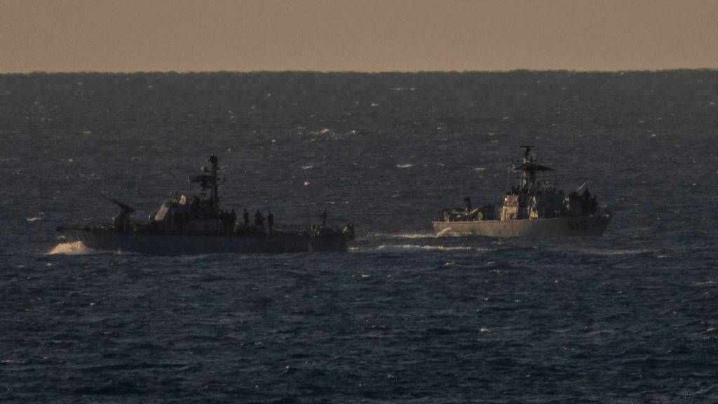 ARCHIV - Zwei Schiffe der israelischen Marine patrouillieren im Mittelmeer vor der Küste von Hadera. Foto: Ariel Schalit/AP/dpa
