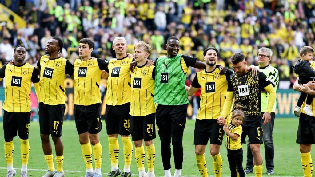 Die Spieler von Borussia Dortmund feiern mit den Fans den Einzug in die Champions League