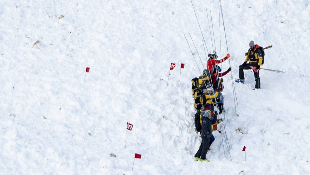 Beim Niedergang einer Lawine im Salzburger Land sind am Samstag drei Skifahrer getötet worden. (Symbolbild)