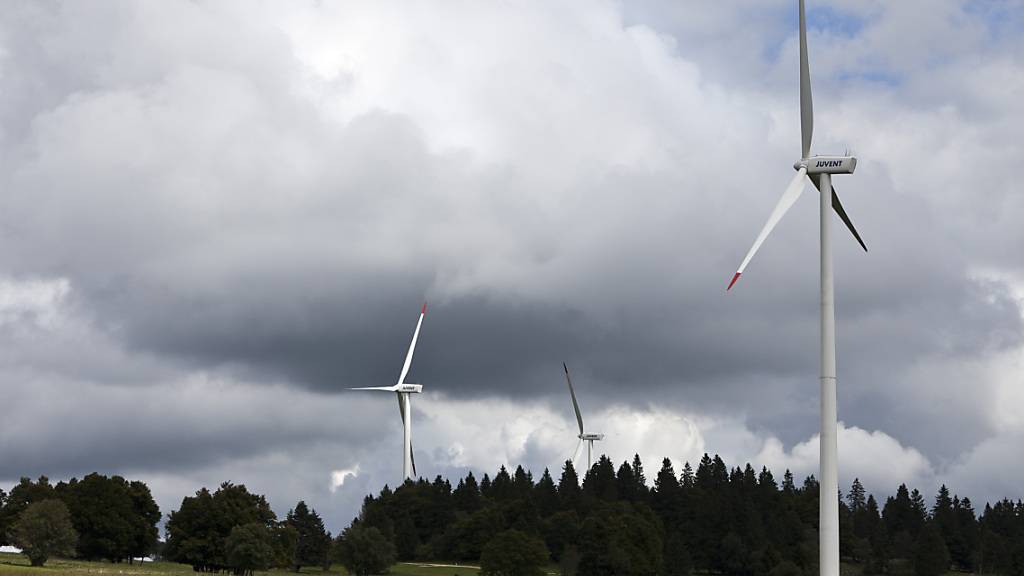 Im zweiten Quartal diesen Jahres will der Kanton Zürich den Richtplaneintrag für mögliche Windkraftanlagen öffentlich auflegen. Im Bild die Anlage «Mont Crosin» im Kanton Bern. (Archivbild)