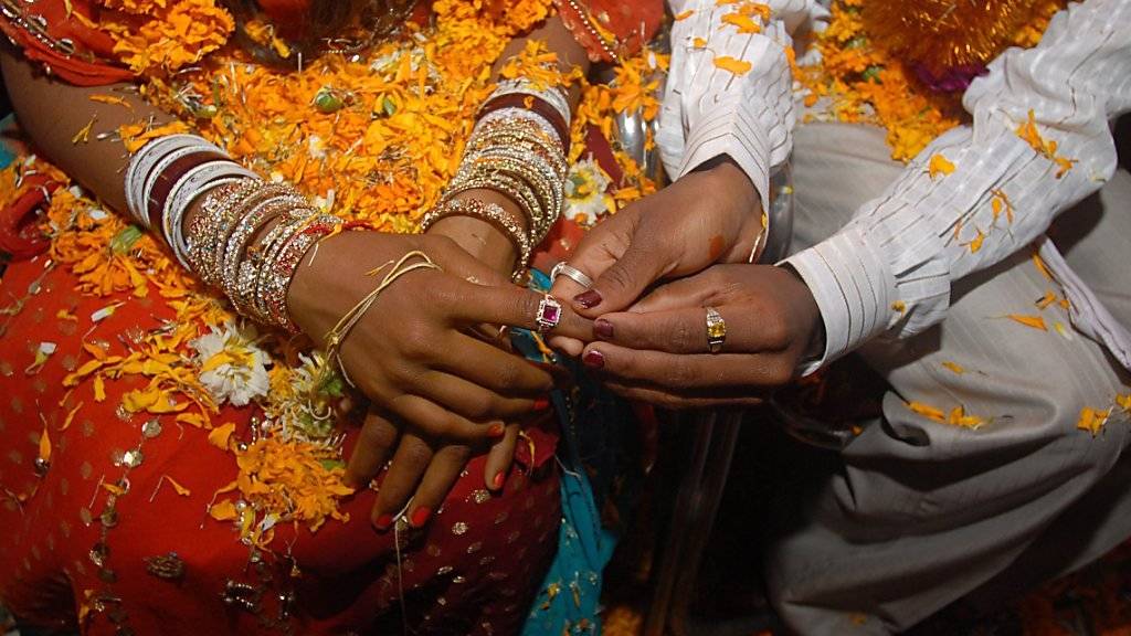 Ein junges Paar gibt sich in Indien das Jawort. Die Schweizer Fachstelle Zwangsheirat berät immer mehr Asylsuchende, die Opfer von Zwangsheiraten wurden. (Symbolbild)