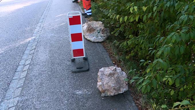Drei grosse Felsbrocken donnern in Balsthal auf die Strasse