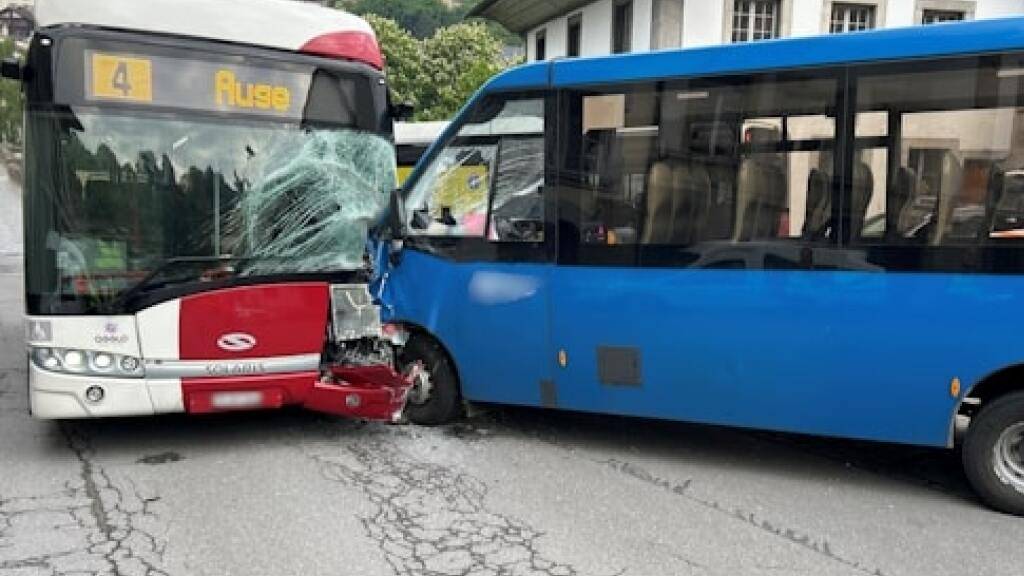 Kollision zweier Busse in der Freiburger Altstadt.