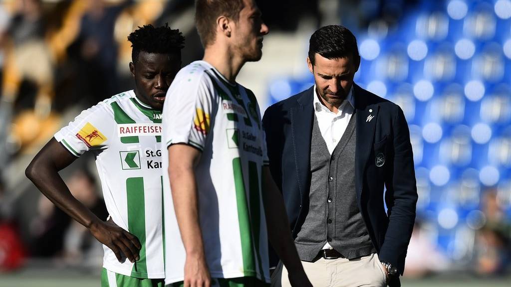 Trainer Joe Zinnbauer stellt sich den Fans nach dem verlorenen Fussball Super League Spiel zwischen dem FC Vaduz und dem FC St. Gallen, am Sonntag, 10. April 2016, im Rheinpark Stadion in Vaduz.