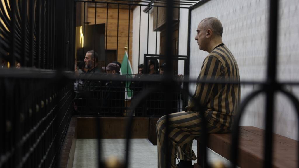 ARCHIV - Atef Najib in einer Zelle im Gerichtssaal. Foto: Ghaith Alsayed/AP/dpa/Archivbild