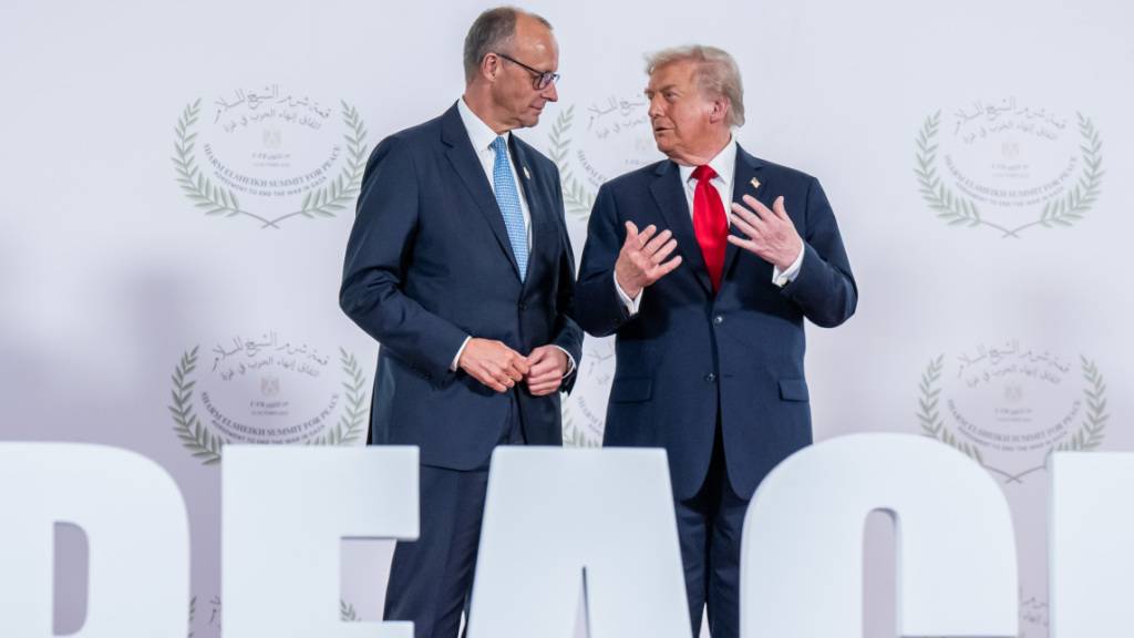 ARCHIV - Bundeskanzler Friedrich Merz (l, CDU) nimmt neben US-Präsident Donald Trump am Gaza-Gipfel unter Vorsitz von Ägyptens Präsident al-Sisi teil. Bei dem Treffen von Staats-und Regierungschefs soll die Unterstützung für den Gazastreifen nach dem Waffenstillstand zwischen Israel und der Hamas beraten werden. Foto: Michael Kappeler/dpa