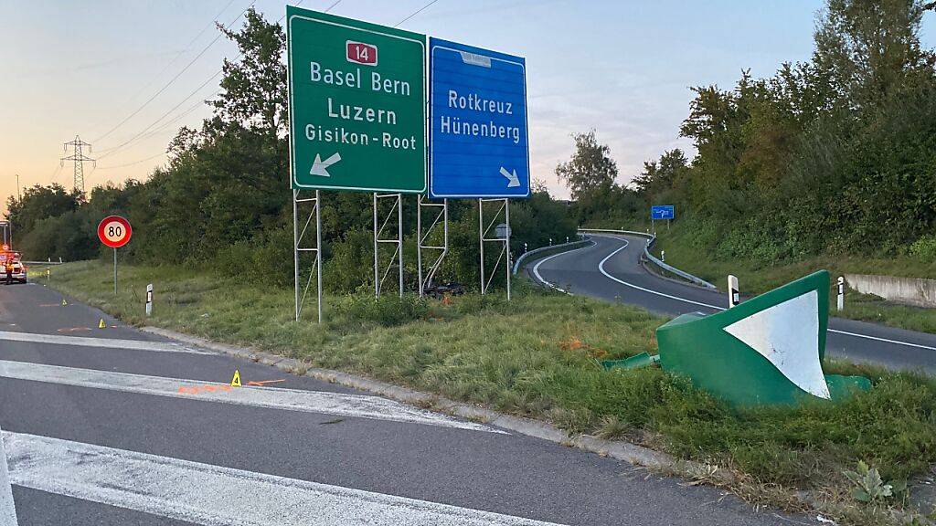 Ein Motorradfahrer verunfallte auf der Autobahn auf Höhe Rotkreuz.