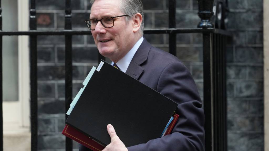 Der britische Premierminister Keir Starmer verlässt die Downing Street 10, um zur wöchentlichen Fragestunde des Premierministers ins Unterhaus zu gehen. Foto: Alastair Grant/AP/dpa