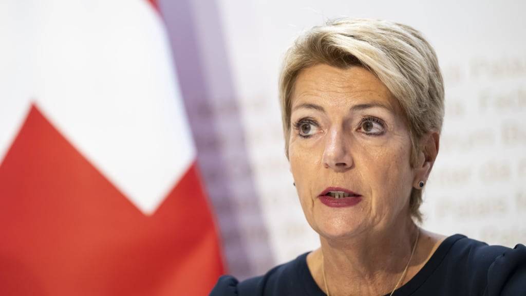 Geht es nach Bundespräsidentin und Finanzministerin Karin Keller-Sutter, soll der Eigenmietwert künftig nicht mehr besteuert werden. Gleichzeitig sollen die damit verbundenen steuerlichen Abzüge für Hypothekarzinsen und Liegenschaftsunterhaltskosten weitgehend abgeschafft werden.