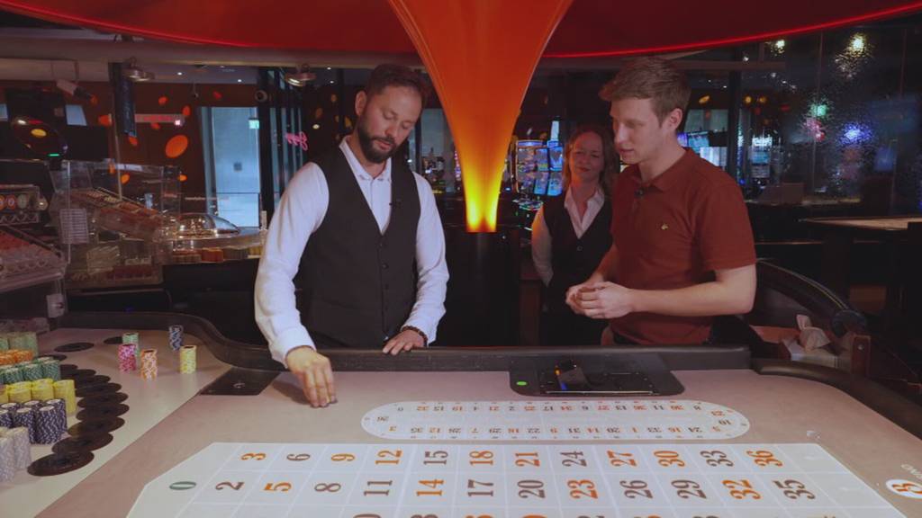Moderator Alain Röllin versucht sich als Croupier