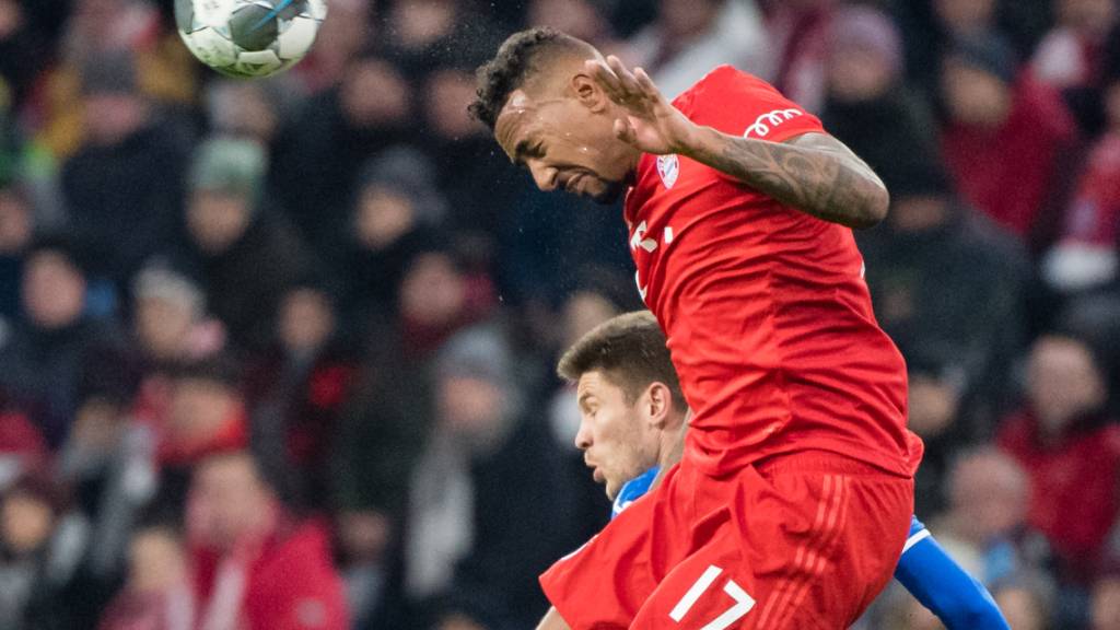 Jérôme Boateng (im roten Trikot), der bei Bayern München Fussball spielt, ist wegen Verstosses gegen die Coronaregeln von seinem Verein bestraft worden.