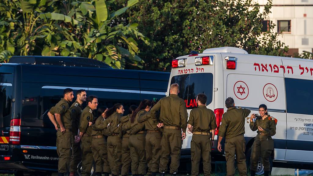 Israelisches Militärpersonal wartet vor einem Krankenhaus auf die Ankunft der von der islamistischen Hamas-Bewegung freigelassenen Geiseln. Foto: Ilia Yefimovich/dpa