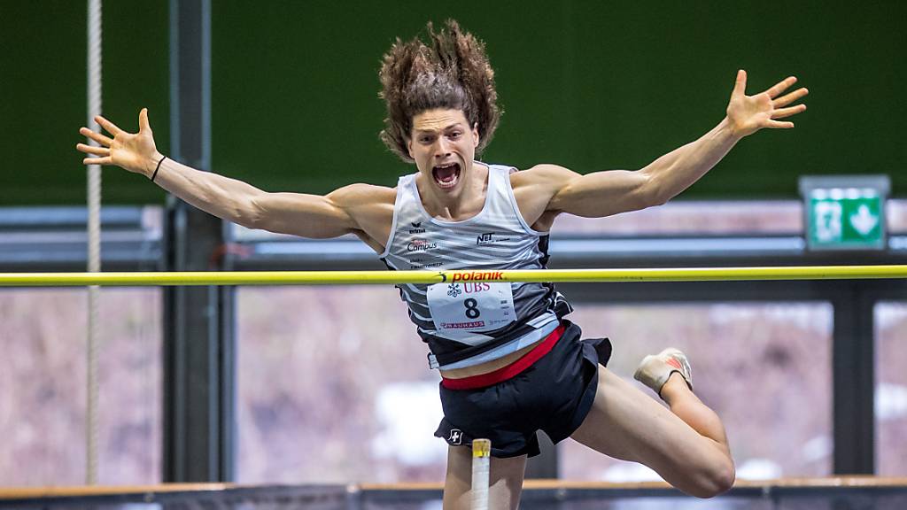 Andri Oberholzer ebnet sich mit 5,20 m im Stabhochsprung den Weg zum Sieg an den Schweizer Hallenmeisterschaften im Mehrkampf von Magglingen.