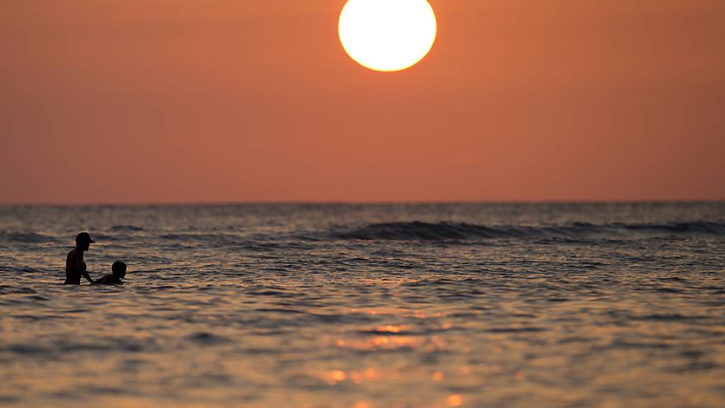 Die Oberflächentemperatur der Ozeane hat neue Rekordwerte erreicht. Im globalen Mittel liegt sie nach vorläufigen Daten der US-Plattform «Climate Reanalyzer» nun schon seit rund zwei Wochen bei 21,1 Grad. (Symbolbild)