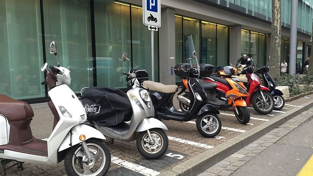 Die neuen Motorrad-Parkfelder in Basel können weiterhin kostenlos benutzt werden. Wegen einer Volksinitiative wurde die Einführung Parkgebühren für Töffs auf Eis gelegt.