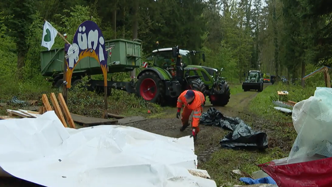 Nach der Räumung: Gemeindearbeiter müssen Abfall der Besetzer aufräumen