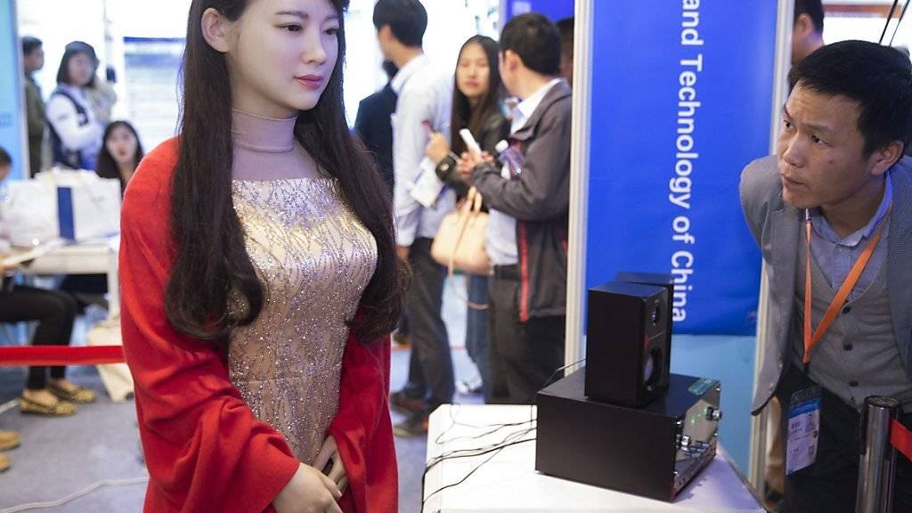 Menschen fällt es schwer, sich beim Umgang mit Robotern von menschlichen Geschlechterklischees zu lösen. Im Bild: Die humanoide Roboter-Frau Jia Jia - Spitzname «Roboter-Göttin» - , die vergangenen April in Shanghai präsentiert wurde. (Archivbild)