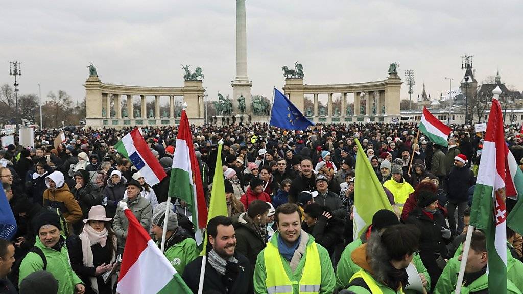 Abend für Abend wird in Ungarn demonstriert. Ausgelöst hatte die Proteste ein am vergangenen Mittwoch beschlossenes Gesetz, das die Erhöhung der zulässigen Überstunden von 250 auf 400 pro Jahr vorsieht.