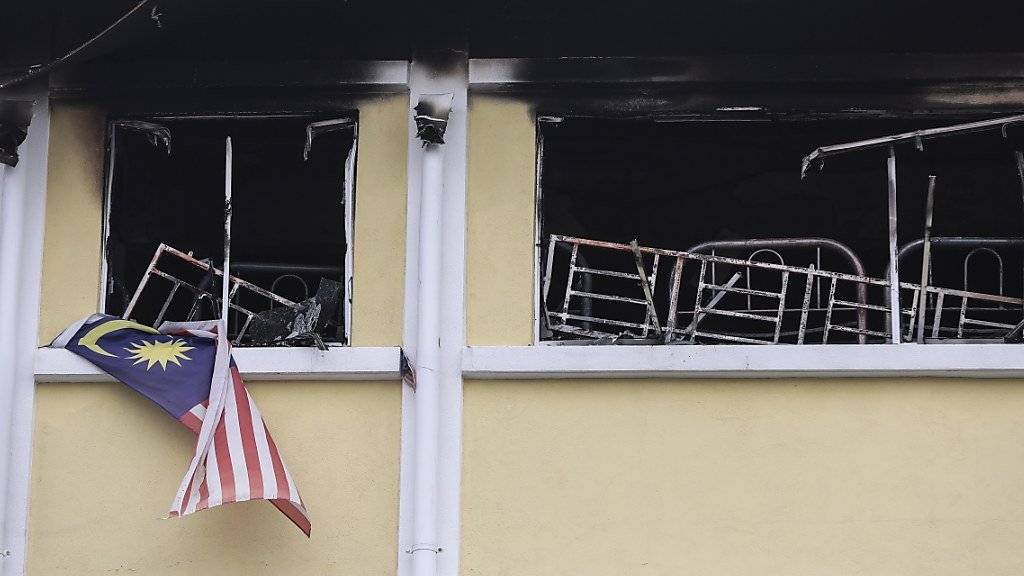 Der Brand im zweiten Stock der Koranschule trötete 23 Menschen. Einige schafften es, die Fenstergitter zu öffnen und aus dem brennenden Gebäude zu klettern.