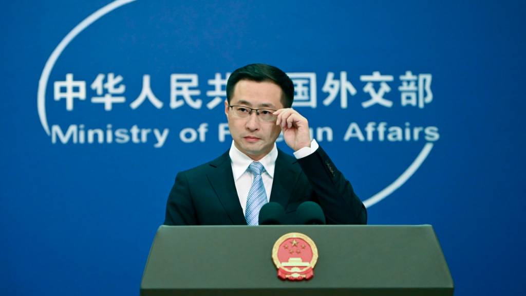 ARCHIV - Lin Jian, Sprecher des chinesischen Außenministeriums, spricht beim täglichen Briefing der Behörde. China hat die «New York Times» für ihre Berichterstattung kritisiert. Foto: Johannes Neudecker/dpa