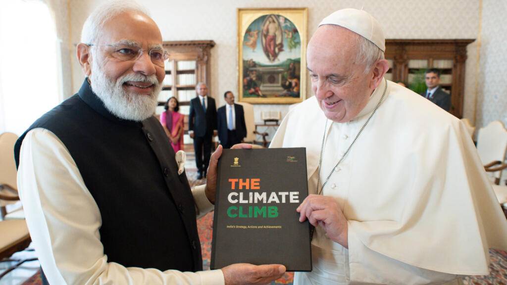 HANDOUT - Narendra Modi, Premierminister von Indien, überreicht Papst Franziskus ein Buch zur Klimastrategie Indiens während eines Treffens im Vatikan. Nach dem Treffen reist Modi weiter zum UN-Klimagipfel COP26, der an diesem Sonntag (31.10.2021) in Glasgow beginnt. Foto: Vatican Media/ANSA via ZUMA Press/dpa - ACHTUNG: Nur zur redaktionellen Verwendung im Zusammenhang mit der aktuellen Berichterstattung und nur mit vollständiger Nennung des vorstehenden Credits