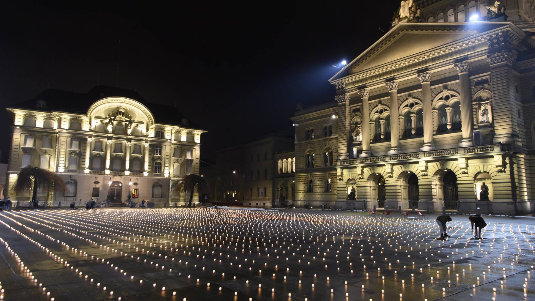 Am Sonntagabend brannten auf dem Bundesplatz beinahe 5000 Kerzen. um an die Coronatoten zu erinnern.