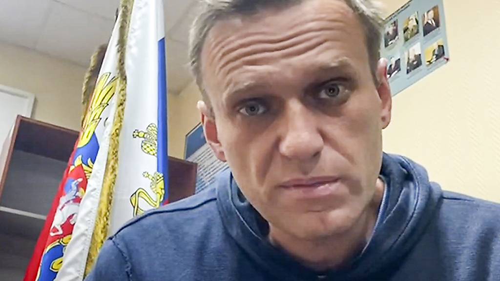 ARCHIV - Das Videostandbild des Youtube-Kanals «Navalny Life» zeigt Kremlkritiker Alexej Nawalny in einer Polizeistation der russischen Stadt Chimki. Foto: Navalny Life/AP/dpa