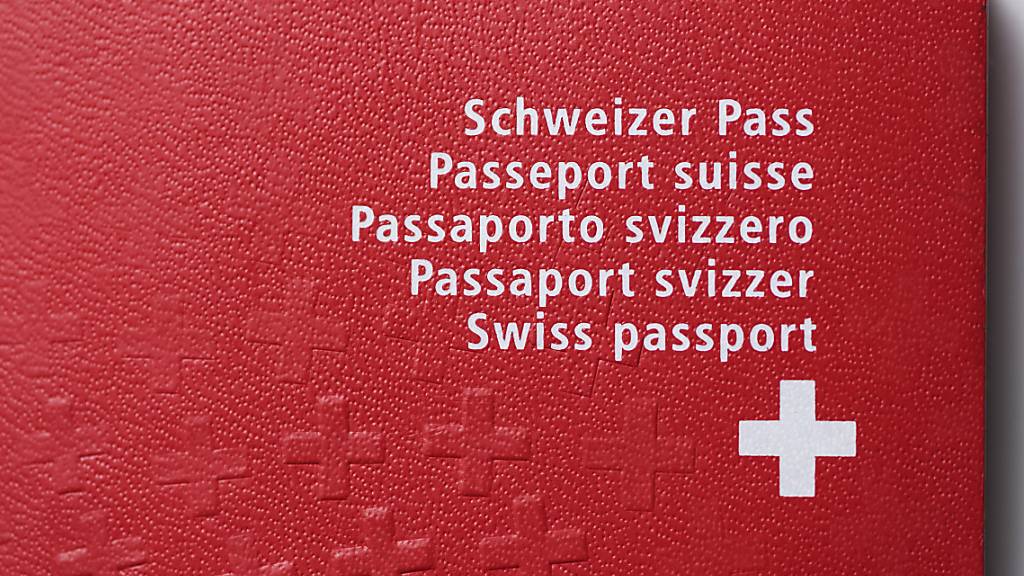Für einen aus der Türkei stammenden Wirt aus Arth SZ ist der Schweizer Pass nach einem Gerichtsurteil ein Stück näher gerückt. (Symbolbild)