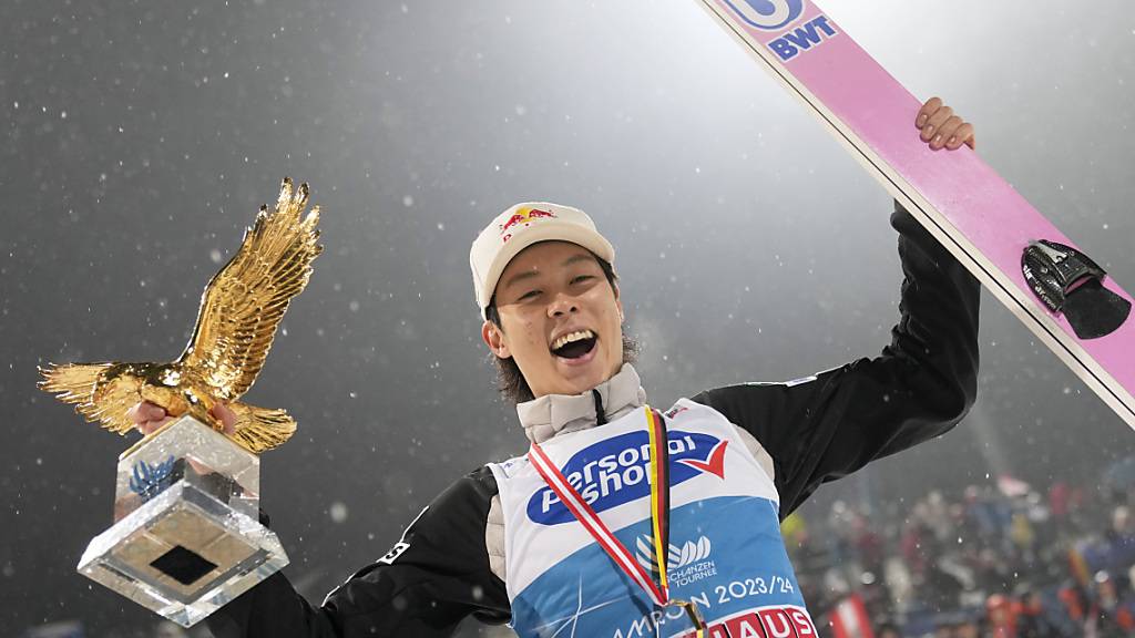 Ryoyu Kobayashi hält zum dritten Mal den goldenen Adler in der Hand