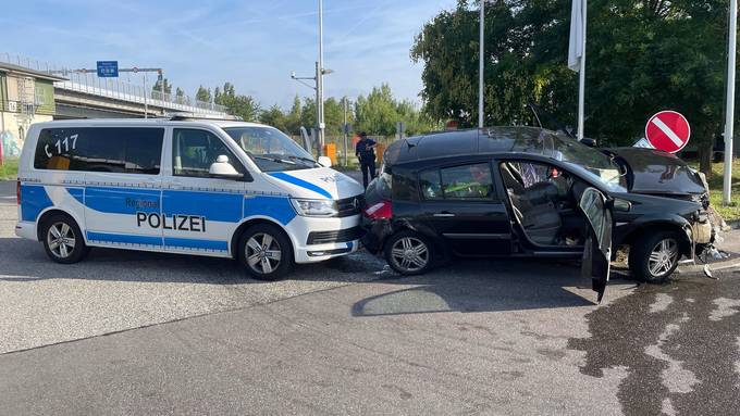 Einbrecher flüchten und rammen Polizeiauto