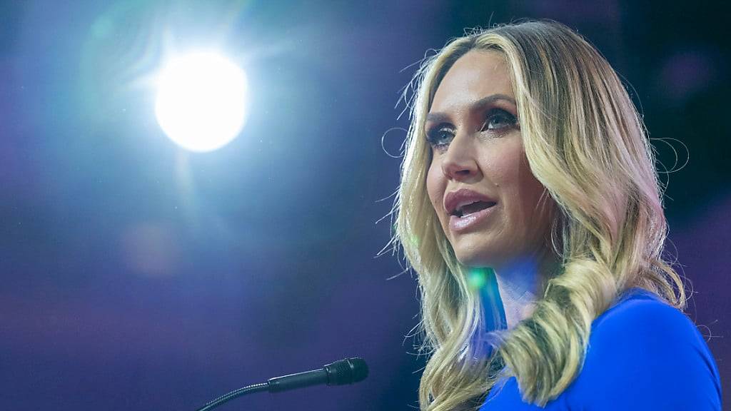 ARCHIV - Lara Trump, Schwiegertochter des ehemaligen US-Präsidenten Donald Trump, spricht während des CPAC-Kongresses, einer regelmäßigen Konferenz von Konservativen. Foto: Alex Brandon/AP/dpa