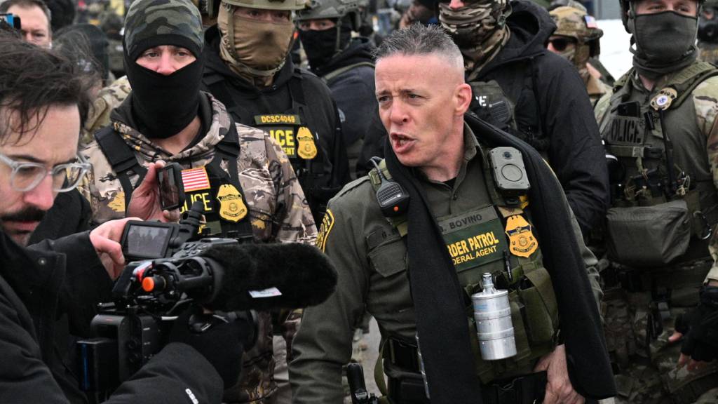 ARCHIV - US-Grenzschutz Commander Gregory Bovino trifft ein, während sich Demonstranten vor dem Bishop Henry Whipple Federal Building versammeln. Foto: Tom Baker/AP/dpa