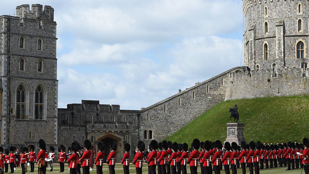Gardisten stehen im Rahmen der Zeremonie anlässlich des offiziellen Geburtstags von Königin Elizabeth II. auf Schloss Windsor in Formation. Foto: Eddie Mulholland/The Daily Teleg/PA Wire/dpa