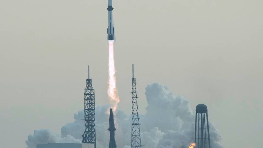 ARCHIV - Eine Blue Origin New Glenn Rakete startet vom Launch Complex 36 des Weltraumbahnhofs Cape Canaveral, mit dem AST SpaceMobile-Satelliten BlueBird 7. Foto: John Raoux/AP/dpa