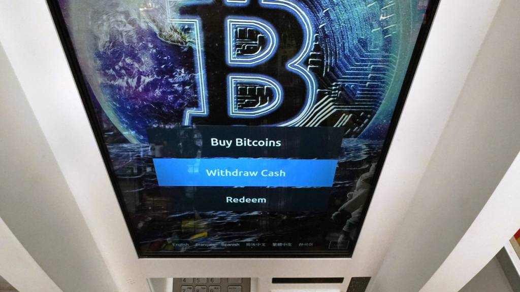 Der Bitcoin-Kurs steht unter Druck - im Bild ein Verkaufsautomat in den USA. (Archivbild)