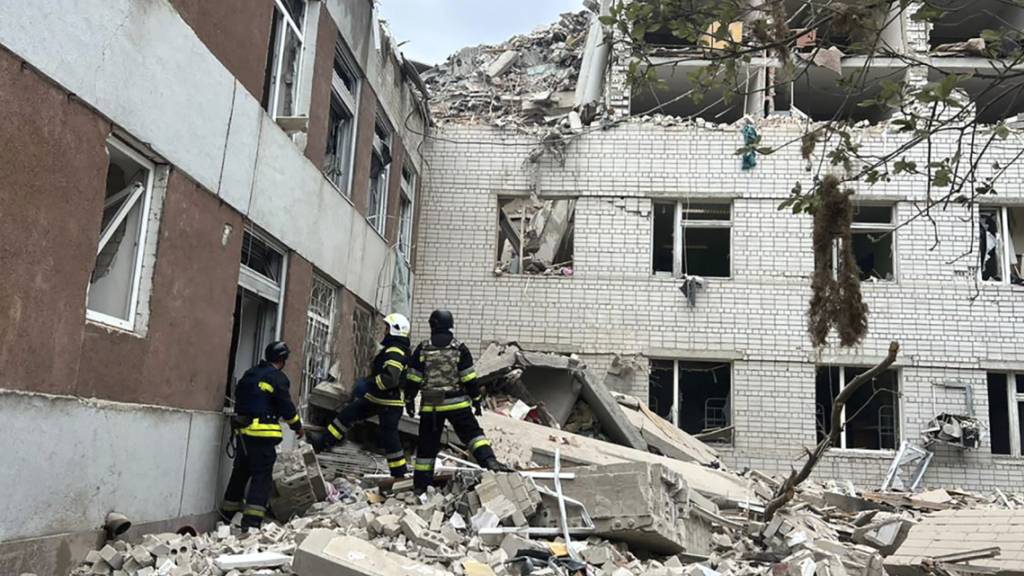 HANDOUT - Nach einem russischen Raketeneinschlag in Tschernihiw - Rettungskräfte im Einsatz. Foto: -/Ukrainian Emergency Service/dpa - ACHTUNG: Nur zur redaktionellen Verwendung im Zusammenhang mit der aktuellen Berichterstattung und nur mit vollständiger Nennung des vorstehenden Credits