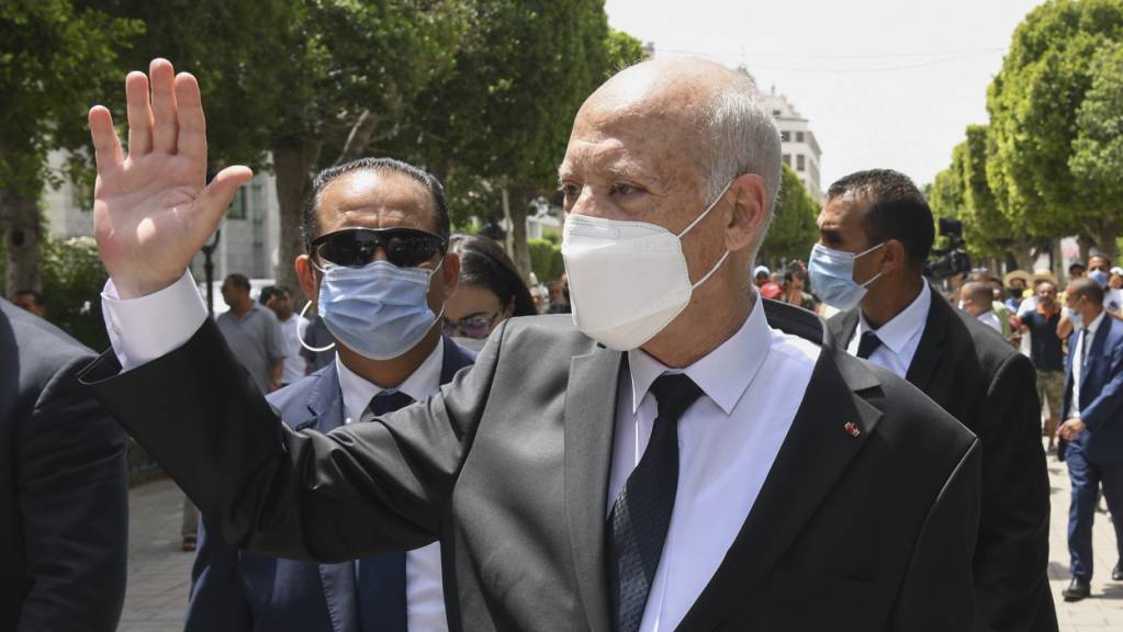 Tunesiens Präsident Kais Saied winkt Passanten zu während er die Avenue Bourguiba in Tunis entlangspaziert. In einer Rede im Präsidentenpalast von Karthago hat Saied der Staatsagentur TAP zufolge geäussert, dass er fürchtet, Opfer eines Attentats zu werden.