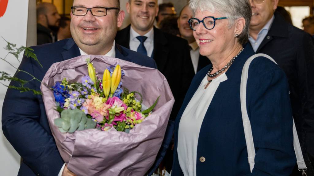 Die neue Kantonsratspräsidentin Angela Lüthold und der neue Regierungspräsident Armin Hartmann 2023, als Hartmann neu in die Luzerner Regierung gewählt wurde. (Archivaufnahme)