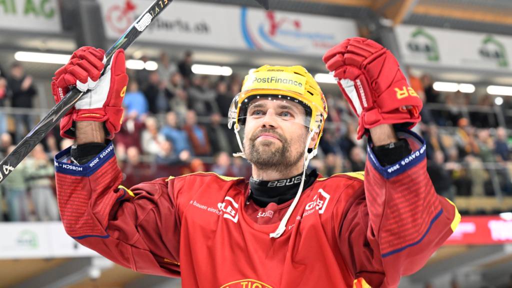 Doppel-Torschütze Emil Pettersson lässt sich von den Langnauer Fans feiern