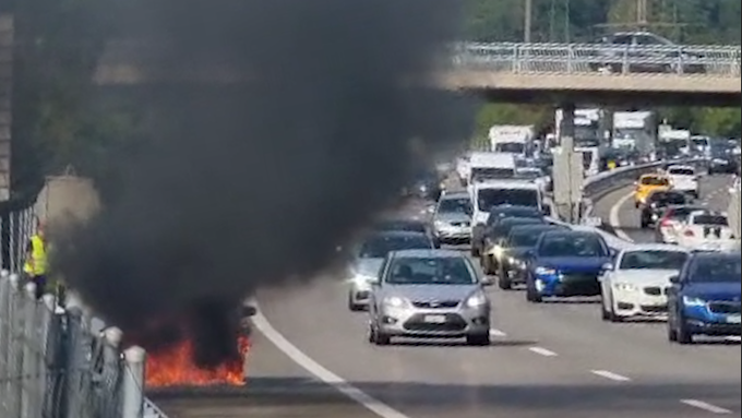 Auto brannte auf dem Pannenstreifen – Feierabendverkehr kam ins Stocken